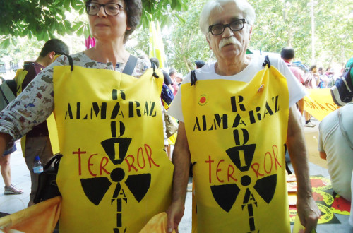 Manifestantes contra o funcionamento da central nuclear de Almaraz em 2017.