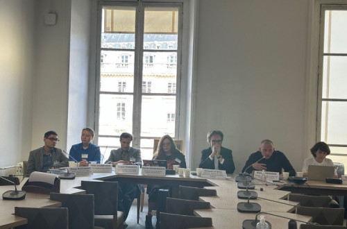 Socialistas russos com o deputado da França Insubmissa. Foto de Arnaud Le Gall/Facebook.