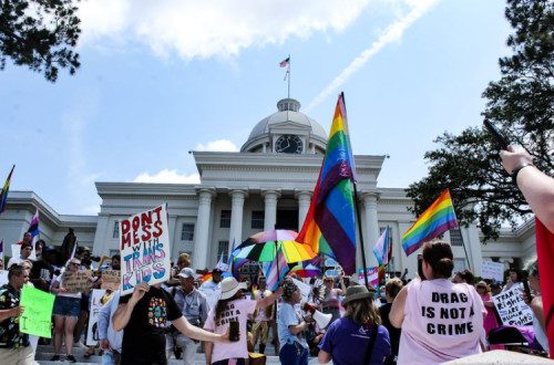 Protesto em frente a um palamento estadual.