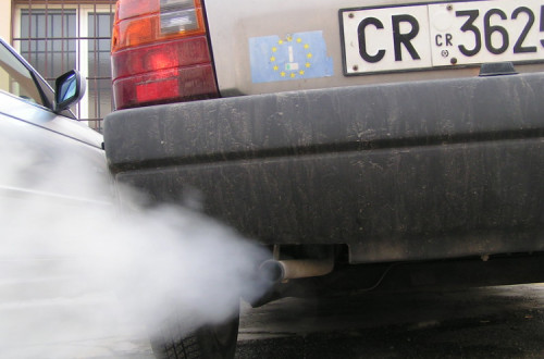 Poluição automóvel. Foto de Simone Ramella/Flickr.