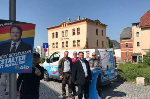 Robert Sesselmann em campanha eleitoral em Sonneberg.