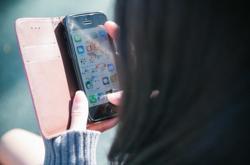 criança com telemóvel