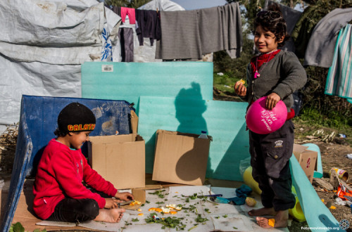 Crianças brincam no campo de refugiados. Lesbos, Grécia, 2018. Foto de Fotomovimiento/Flickr.