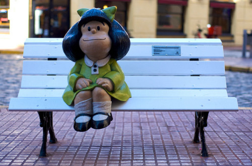 Uma escultura de Mafalda, sentada num banco de praça a metros da casa onde vivia Quino, no tradicional bairro de San Telmo de Buenos Aires, é destino obrigatório dos turistas que se fazem fotografar abraçados à menina argentina mais popular no mundo.