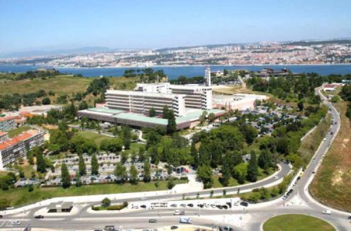 Uma PPP com uma empresa de prestação de serviço está a ser equacionada pelo governo, para reabrir a urgência pediátrica do hospital Garcia de Orta (na foto), em Almada