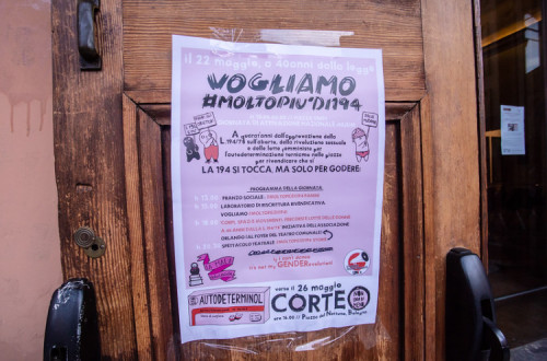Cartaz afixado em Bolonha a exigir a alteração da lei do aborto italiana. Foto de Comune di Bologna Rete Civica Iperbole/Flickr.