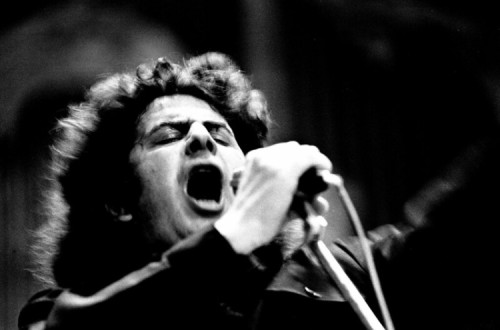 Mikis Theodorakis em 1973 em Hamburgo. Foto de Heinrich Klaffs/Flickr.