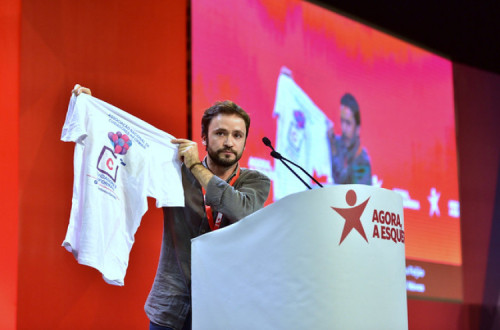 José Soeiro com a t-shirt da Associação Nacional Cuidadores Informais
