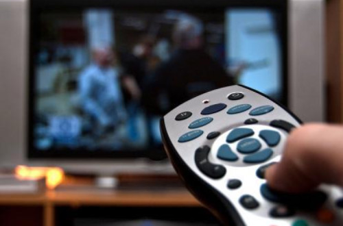 Telecomando e televisão. Foto Iain Watson/Flickr.
