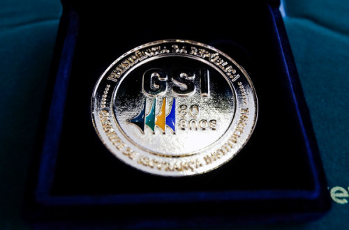 Medalha comemorativa dos 80 anos do GSI. Foto do Palácio do Planalto/Flickr.