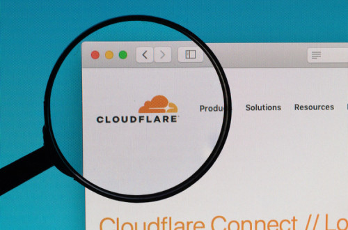 Logotipo da Cloudflare. Foto de Marco Verch/Flickr.