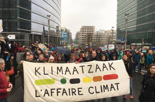 Grupo que colocou o Estado belga em tribunal numa manifestação em 2018. Foto do Facebook do Klimaatzaak.