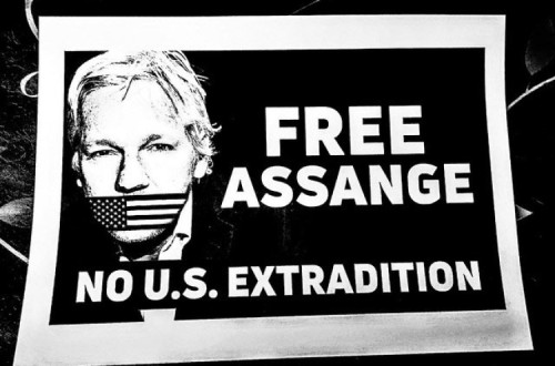 Cartaz "Free Assange"