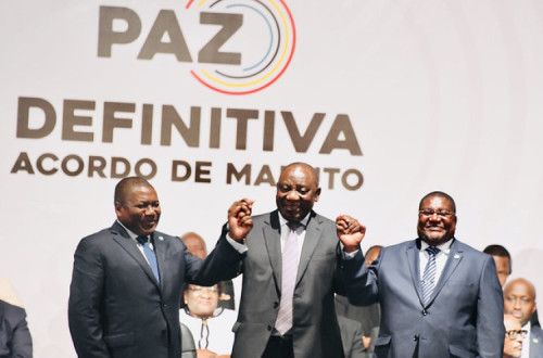 Cyril Ramaphosa, presidente da África do Sul, com os lideres da Renamo e da Frelimo na assinatura do acordo de paz.