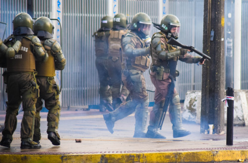 Imagem da repressão policial a manifestações populares no Chile em novembro de 2019.
