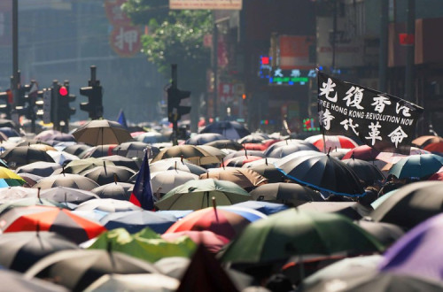 Protesto em Hong Kong em outubro de 2019. Foto de Etan Liam/Flickr.