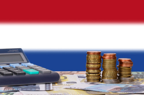 calculadora, moedas e bandeira holandesa.