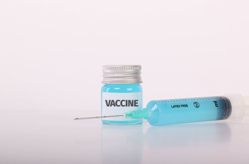 Seringa e frasco. Foto de Marco Verch/Flickr.