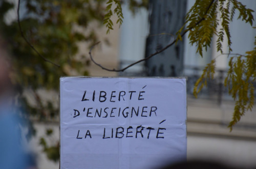 Cartaz na marcha de homenagem a Samuel Paty. Foto de Jeanne Menjoulet/Flickr.