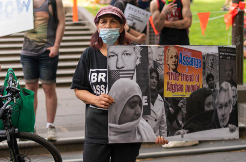 Manifestante com cartaz em defesa de Assange