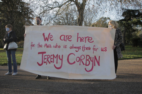 Novembro de 2020. Militantes do Labour manifestam-se em solidariedade com Corbyn. Foto de Socialist Appeal/Flickr.