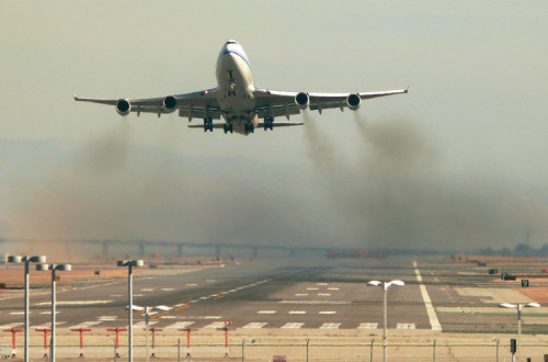 Avião a descolar. Foto de dsleeter_2000/Flickr.