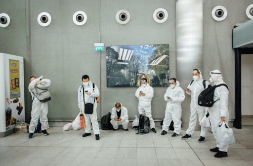 Grupo de turistas chineses no Aeroporto Roissy Charles de Gaulle
