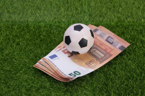 Notas de euro e bola de futebol. Foto de Marco Verch/Flickr.