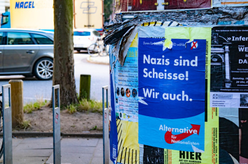 Cartaz anti-AfD. Foto de Rasande Tyskar/Flickr.