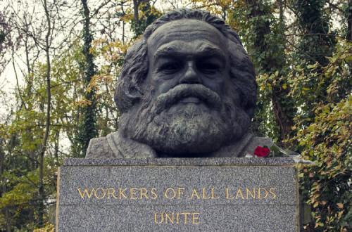 Busto de Karl Marx no cemitério de Highgate.