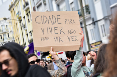 Cartaz "Cidade para viver, não para vir ver