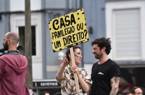Manifestação Casa para Viver em abril em Lisboa.