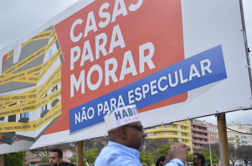Cartaz "Casas para morar, não para especular