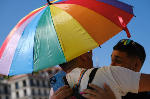 Guarda-sol arcoiris na Marcha do Orgulho em Lisboa.