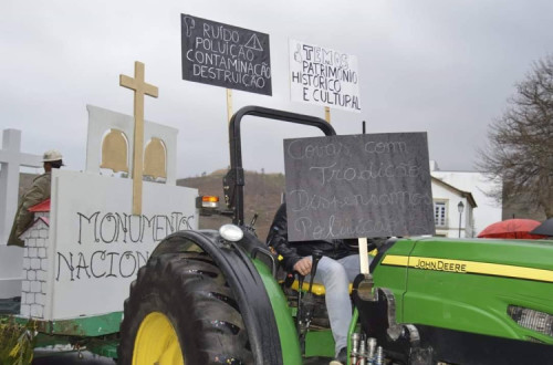 Protesto contra a mina de lítio. Foto de "Não à vida, sim à mina".