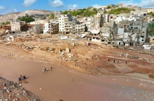 Destruição na cidade de Derna, no leste da Líbia.