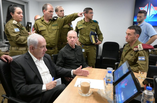 Benjamin Netanyahu com militares