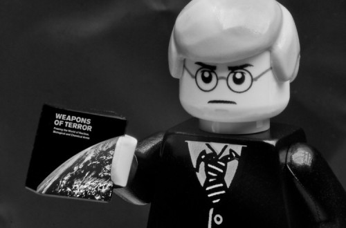 "Falsos pretextos". Foto de Eric Constantineau/Flickr. O autor pretendeu retratar com esta imagem a utilização do pretexto das "armas de destruição massiva" para a invasão do Iraque em 2003.