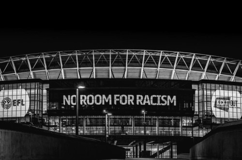 "Não há espaço para o racismo" no futebol. Faixa de uma campanha do Kick it Out.