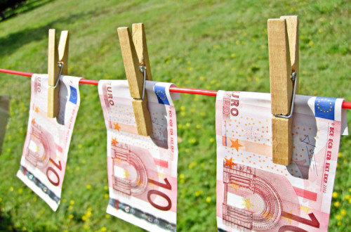 Notas de euro num estendal. Fotos de Images Money/Flickr.