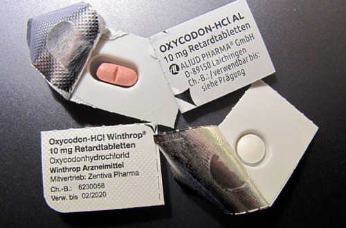 Embalagem de OxyContin, analgésico opióide altamente aditivo.