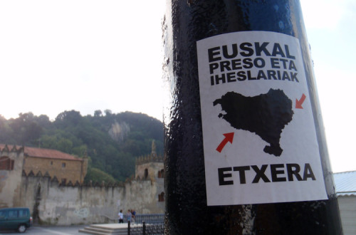 Cartaz apelando à libertação de presos bascos. Foto de Daniel Lobo/Flickr.