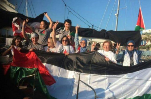 Os militares israelitas tomaram o controle do barco e levaram-no para o porto de Ashdod, no norte de Gaza, onde as ativistas serão detidas