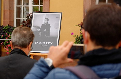 Homenagem a Samuel Paty. Foto de Thomas Bresson/Wikimedia Commons.