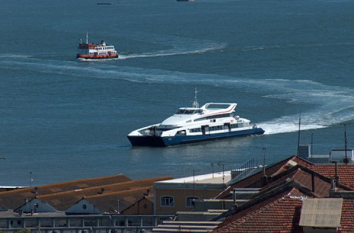 Onda repressiva traduz-se em cerca de 90 processos disciplinares, denuncia a Fectrans. Foto de "Barco-rio Tejo1979" por João Carvalho - Obra do próprio. Licenciado sob CC BY-SA 3.0, via Wikimedia Commons - https://commons.wikimedia.org/wiki/File:Barco-rio_Tejo1979.JPG#/media/File:Barco-rio_Tejo1979.JPG