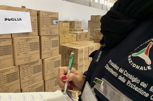 Proteção Civil italiana envia material para as regiões. Foto de Dipartimento Protezione Civile/Flickr.