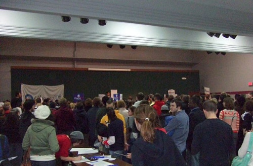 Reunião dos democratas de 2008 em Iowa City, Iowa. Os caucuses de Iowa são tradicionalmente o primeiro grande evento eleitoral de primárias e caucus presidenciais – Foto de wikipedia