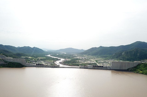Enchimento da mega-barragem GERD, julho de 2020. Foto de Hailefida/wikimedia commons.