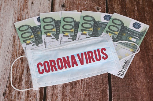 Máscara e notas. Foto de Jernej Furman/Flickr.