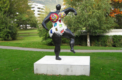 Niki de Saint Phalle, Nana Mosaïque Noire, 1999, - Schweiz, Graubünden – Foto de Kamahele/wikimedia